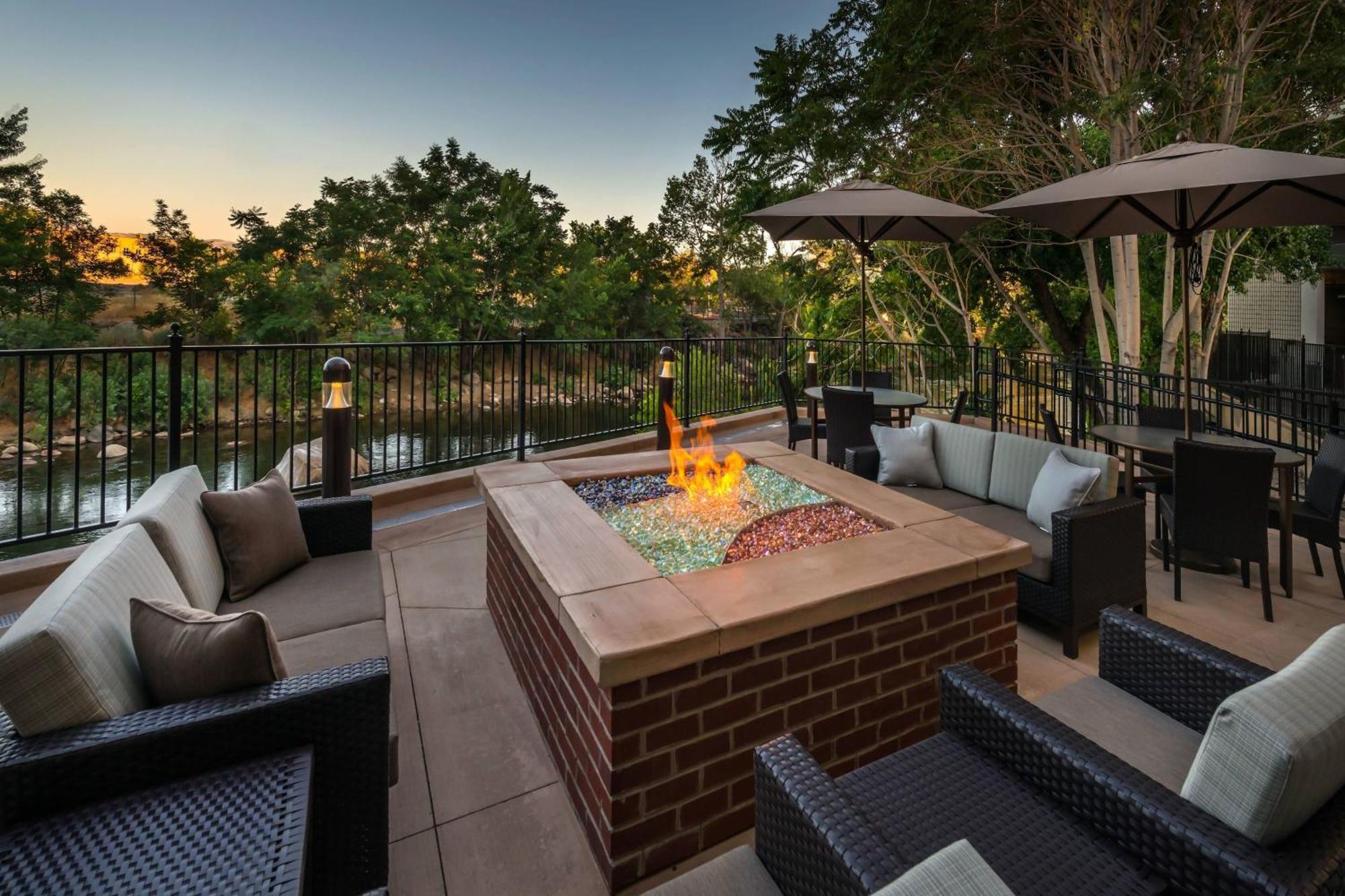 Courtyard By Marriott Reno Downtown/Riverfront Екстериор снимка